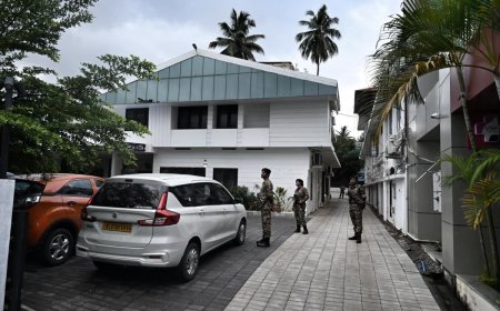 സിഎംആർഎൽ പണമിടപാട് കേസിൽ മുൻ മുഖ്യമന്ത്രി പിണറായി വിജയന്റെ വീടുകളിൽ ഇഡി റെയ്ഡ്