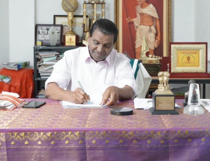 അടുത്ത മുഖ്യമന്ത്രിയെ തിരഞ്ഞെടുക്കുന്നതിന് വ്യക്തമായ പ്രക്രിയ സ്വീകരിച്ചതിന് അഭിനന്ദനം: തിരുവഞ്ചൂർ രാധാകൃഷ്ണൻ