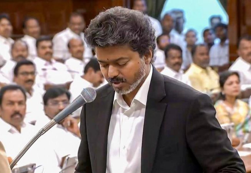 കുറിപ്പുകൾ എടുക്കുന്ന സ്കൂൾ കുട്ടി തമിഴ്നാട് മുഖ്യമന്ത്രി വിജയുടെ വൈറൽ ക്ലിപ്പ് വൈറലാവുന്നു