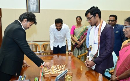 ഇന്ത്യൻ ഗ്രാൻഡ് മാസ്റ്റർ ആർ പ്രഗ്‌നാനന്ദക്കൊപ്പം ചെസ് കളിച്ചു തമിഴ്നാട് മുഖ്യമന്ത്രി ജോസഫ് വിജയ്