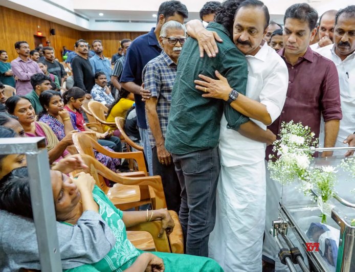 മലയാളികളുടെ പ്രിയനടൻ സലിം കുമാറിന്റെ സംസ്കാര ചടങ്ങുകൾ ഔദ്യോഗിക ബഹുമതികളോടെ പൂർത്തിയായി