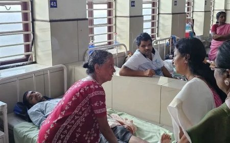 മന്ത്രി അഡ്വ. ബിന്ദുകൃഷ്ണകൊല്ലം ജില്ലാ ആശുപത്രി സന്ദർശിച്ചു. രോഗികൾക്ക് ഉണ്ടാകുന്ന പോരായ്മകൾക്കും പ്രശ്നങ്ങൾക്കും ഉടൻ തന്നെ നടപടിയെടുക്കുമെന്ന് മന്ത്രി ഉറപ്പ് നൽകി.
