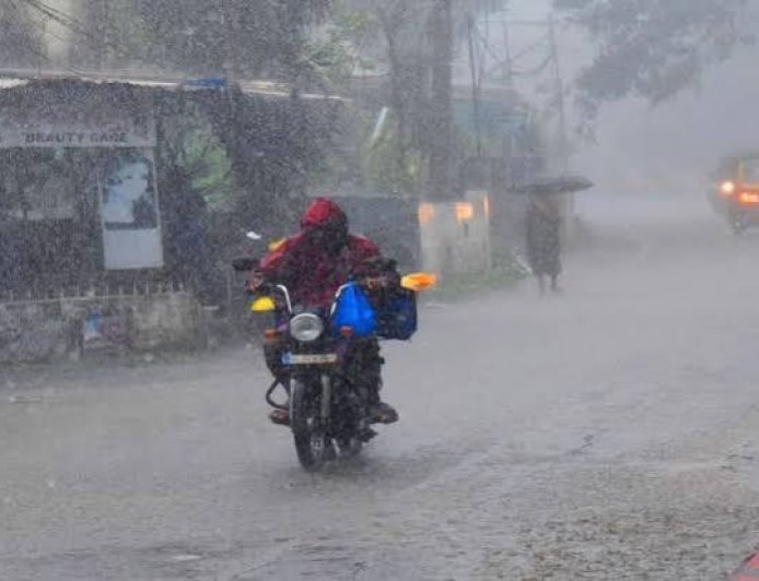 കനത്തമഴ കോഴിക്കോട് വയനാട് ജില്ലകളിലെ വിദ്യാഭ്യാസ സ്ഥാപനങ്ങള്‍ക്ക് നാളെ അവധി പ്രഖ്യാപിച്ചു