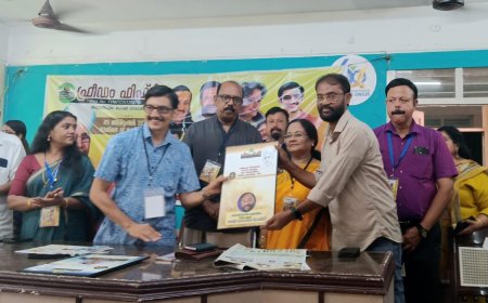 മികച്ച മാധ്യമ പ്രവർത്തകനുള്ള പുരസ്കാരം തിരുവിതാംകൂർ രാജകുടുംബാംഗം ആദിത്യവർമ്മയിൽ നിന്നും സജ്ജാദ് സഹീർ പരുത്തി മഠം ഏറ്റുവാങ്ങി