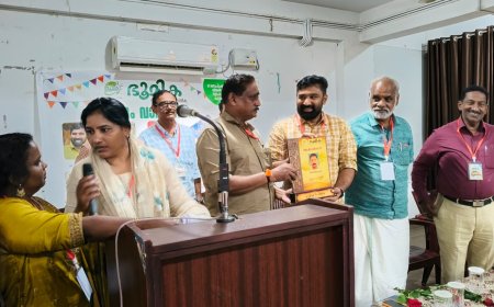 മികച്ച സന്നദ്ധ സേവനത്തിനുള്ള പുരസ്കാരം തൃത്താല എം.എൽ.എ -വി.ടി.ബൽറാമിൽ നിന്നും പത്രസാമൂഹ്യ പ്രവർത്തകൻ കെ.എം.സുരേഷ് ബാബു സ്വീകരിക്കുന്നു.