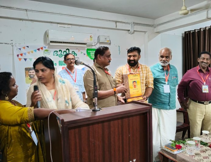 മികച്ച സന്നദ്ധ സേവനത്തിനുള്ള പുരസ്കാരം തൃത്താല എം.എൽ.എ -വി.ടി.ബൽറാമിൽ നിന്നും പത്രസാമൂഹ്യ പ്രവർത്തകൻ കെ.എം.സുരേഷ് ബാബു സ്വീകരിക്കുന്നു.