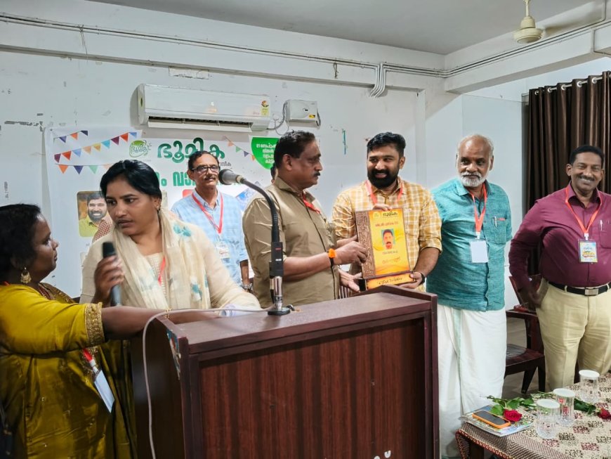 മികച്ച സന്നദ്ധ സേവനത്തിനുള്ള പുരസ്കാരം തൃത്താല എം.എൽ.എ -വി.ടി.ബൽറാമിൽ നിന്നും പത്രസാമൂഹ്യ പ്രവർത്തകൻ കെ.എം.സുരേഷ് ബാബു സ്വീകരിക്കുന്നു.
