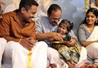 വിജയദശമി ദിനത്തിൽ കുരുന്നുകൾക്ക് ആദ്യാക്ഷരം പകർന്ന് മുഖ്യമന്ത്രി വി ഡി സതീശൻ