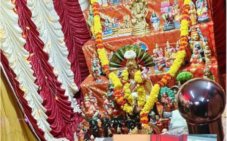 അറിവിൻ്റെ ആദ്യാക്ഷരം കുറിക്കാൻ കുട്ടികൾ: പേട്ട ശ്രീ മുത്താരമ്മൻ കോവിൽ ഭക്തി സാന്ദ്രമായി