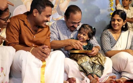 വിജയദശമി ദിനത്തിൽ കുരുന്നുകൾക്ക് ആദ്യാക്ഷരം പകർന്ന് മുഖ്യമന്ത്രി വി ഡി സതീശൻ