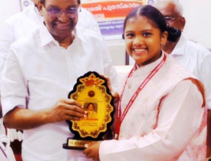 കുട്ടീക്കവയിത്രി തീർത്ഥാ വിവേകിന് സ്പീക്കറുടെ സ്നേഹാദരവ്