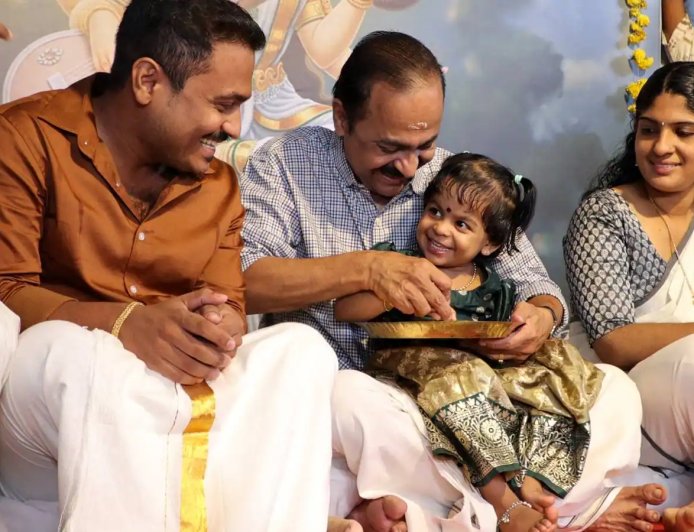 വിജയദശമി ദിനത്തിൽ കുരുന്നുകൾക്ക് ആദ്യാക്ഷരം പകർന്ന് മുഖ്യമന്ത്രി വി ഡി സതീശൻ