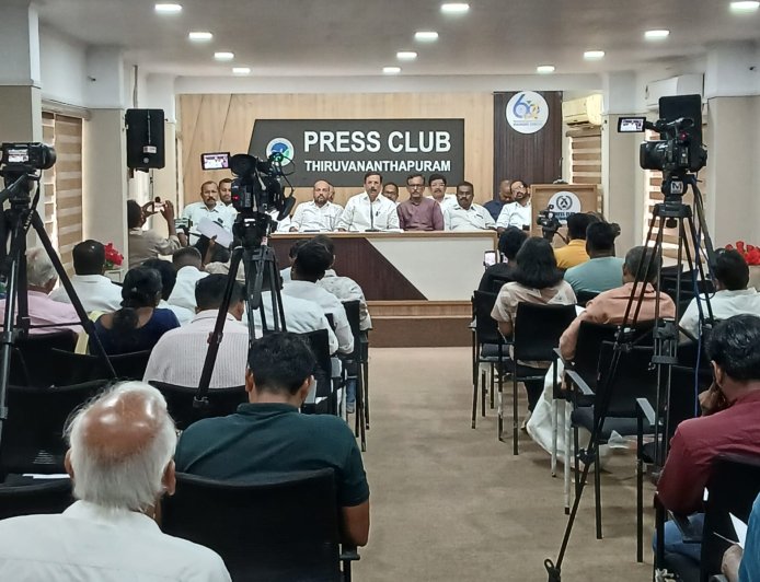 അഡ്വക്കേറ്റ് തോമസ് ഉണ്ണിയാടൻ എംഎൽഎക്ക്‌ സ്നേഹാദരവ് നൽകുന്നു