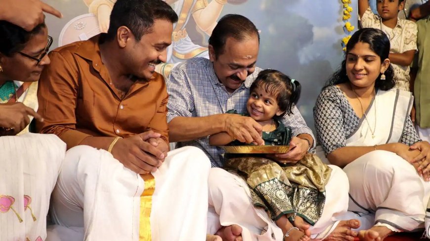 വിജയദശമി ദിനത്തിൽ കുരുന്നുകൾക്ക് ആദ്യാക്ഷരം പകർന്ന് മുഖ്യമന്ത്രി വി ഡി സതീശൻ