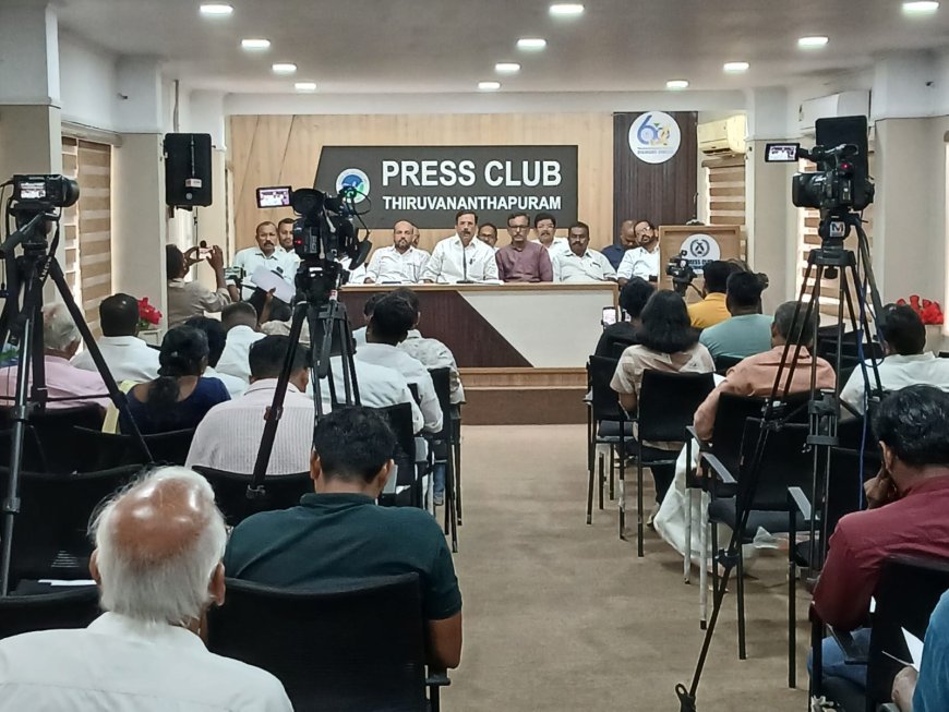 അഡ്വക്കേറ്റ് തോമസ് ഉണ്ണിയാടൻ എംഎൽഎക്ക്‌ സ്നേഹാദരവ് നൽകുന്നു